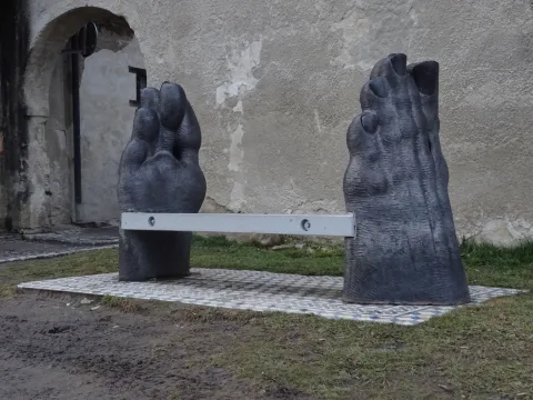 Лавочка с пальцами ног