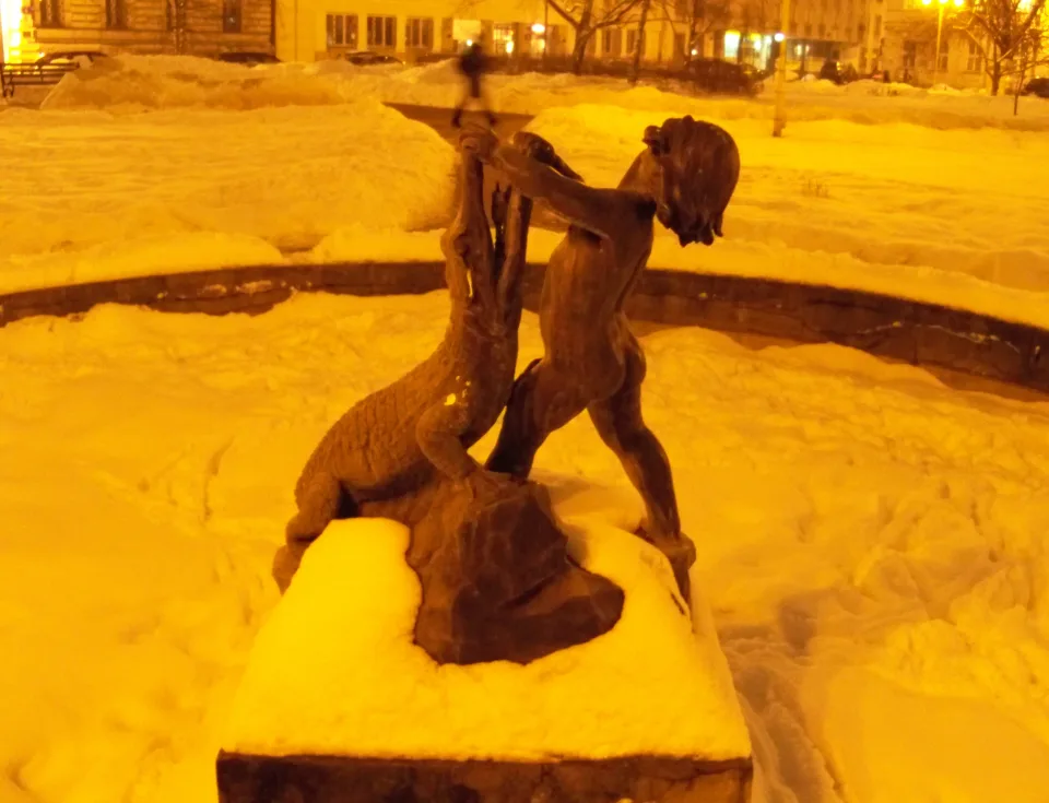 Мальчик с крокодилом