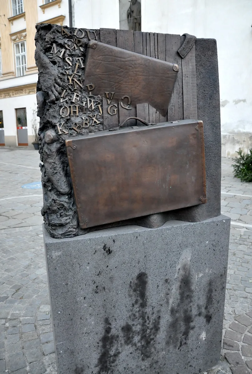 Памятник Ирене Харанд