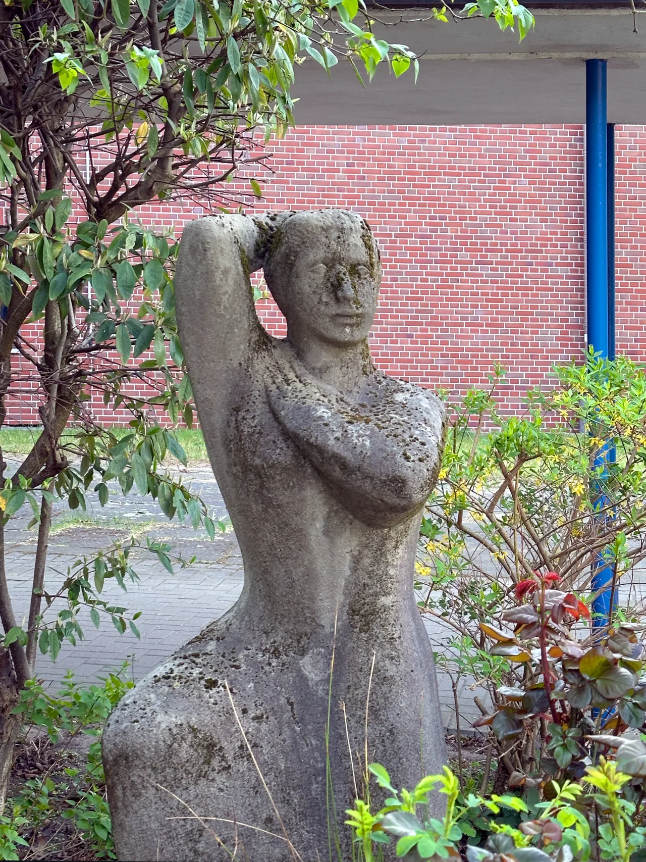 Книенде