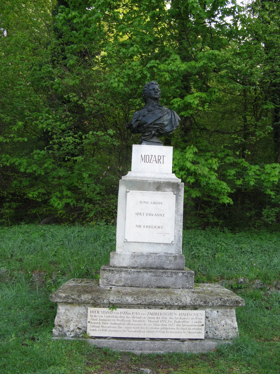 Памятник Моцарту