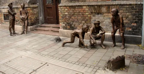 Памятник мальчикам с улицы Пала