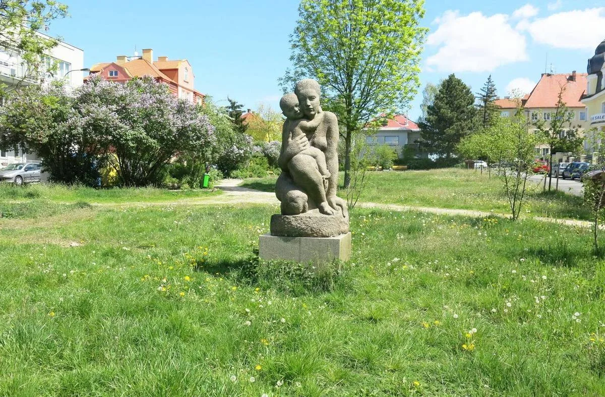 Скульптура Материнства