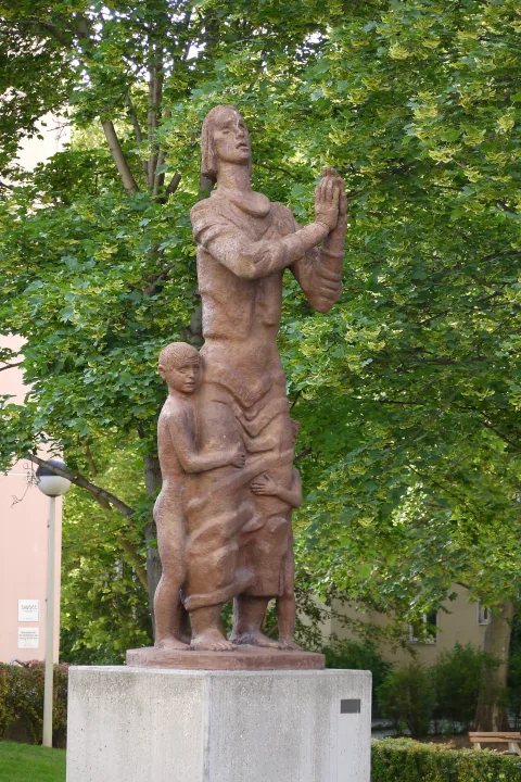 Памятник Берте фон Зуттнер