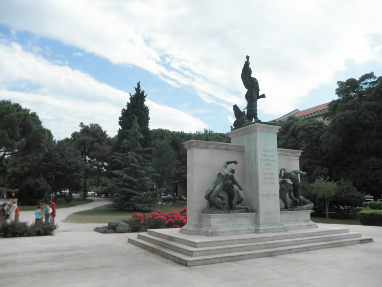 Борцам народно-освободительной борьбы и жертвам фашизма 1941-1945
