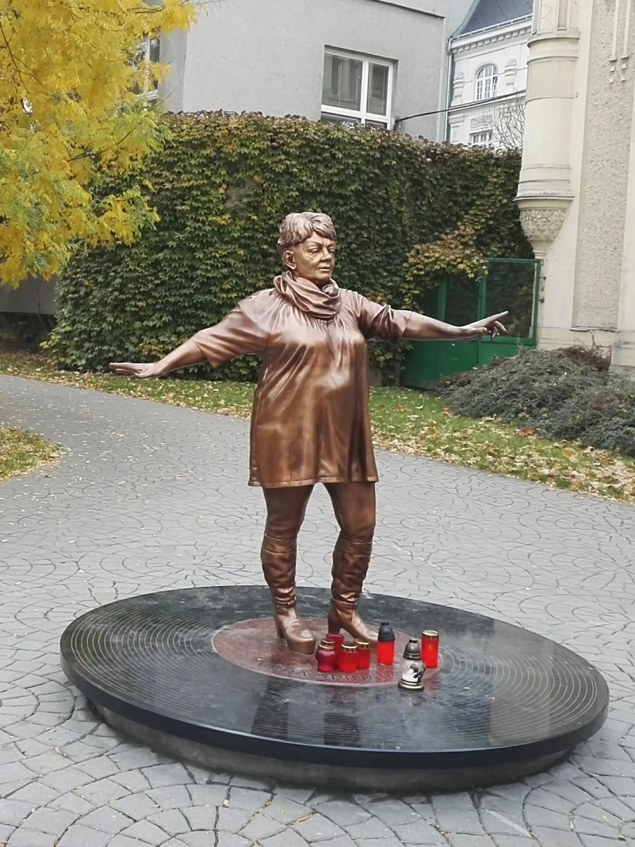 Памятник Веры Шпинаровой