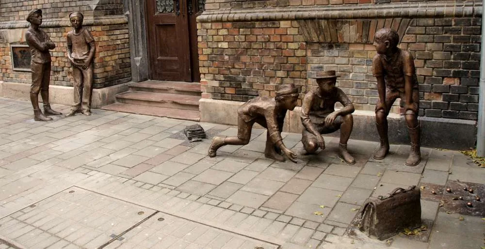 Памятник мальчикам с улицы Пала