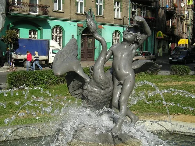 Мальчик с лебедем