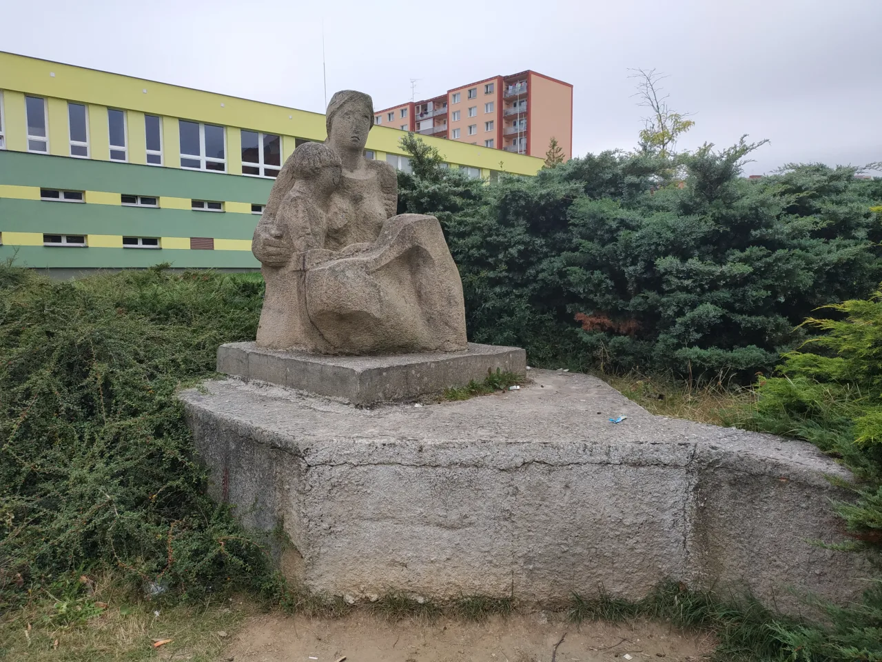 Сидящая женщина и ребенок
